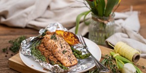 Beitragsbild des Blogbeitrags Lachs in der Folie – auf grünem Spargel mit Knusperbrösel