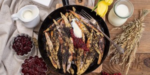 Beitragsbild des Blogbeitrags Topfen Schupfnudel mit Mohn, Vanillesauce und Zwetschgen-Preiselbeer-Röster