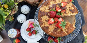 Beitragsbild des Blogbeitrags Erdbeer Rhabarber Kuchen mit Streuseln