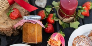 Beitragsbild des Blogbeitrags Erdbeere & Rhabarber – Kuchen im Glas und fruchtige Marmelade
