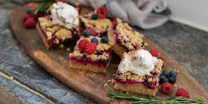 Beitragsbild des Blogbeitrags Himbeercrumble Kuchen mit Milch Knusper Zimt Eis 