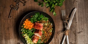 Beitragsbild des Blogbeitrags Lauwarmer Linsensalat mit Schafskäse im Kärntner Speckmantel 