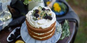 Beitragsbild des Blogbeitrags Zitronenetorte mit Mascarponecreme und essbaren Blüten 