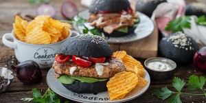 Beitragsbild des Blogbeitrags Black Burger mit Spinat, Karreesteak und Crunchips 