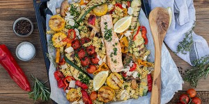 Beitragsbild des Blogbeitrags One Pan – Nudeln mit Grillgemüse & Lachs in Kräuter-Öl-Marinade