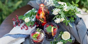 Beitragsbild des Blogbeitrags Spritzige Waldbeer Bowle 