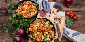 Beitragsbild des Blogbeitrags Thunfisch Nudelsalat mit Mais & Bohnen