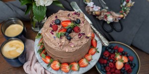 Beitragsbild des Blogbeitrags Milka Haselnusscreme Torte mit Beeren 