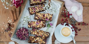Beitragsbild des Blogbeitrags Kaffee Schoko Superfood Riegel