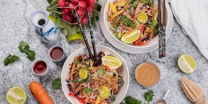 Beitragsbild des Blogbeitrags Veggie Sommer Pad Thai Reissalat