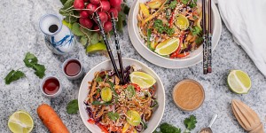 Beitragsbild des Blogbeitrags Veggie Sommer Pad Thai Reissalat 