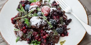 Beitragsbild des Blogbeitrags Schokoschmarrn mit Beerenröster & Zitronenmelissen Pesto