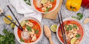 Beitragsbild des Blogbeitrags Scharfe Thai Asia Sommersuppe mit Garnelen