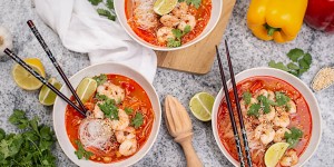 Beitragsbild des Blogbeitrags Scharfe Thai Asia Sommersuppe mit Garnelen 