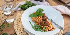 Beitragsbild des Blogbeitrags Spaghetti Napoli mit Veggie Fleischbällchen 