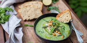 Beitragsbild des Blogbeitrags Kräuter Gazpacho mit Dinkelbrot – anbauen, zubereiten & genießen 