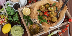 Beitragsbild des Blogbeitrags Vegane Gemüsebällchen mit bunter Gemüse Salsa und Avocado Mayo