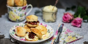 Beitragsbild des Blogbeitrags Mini Scones mit Clotted Cream