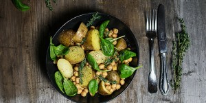 Beitragsbild des Blogbeitrags Kichererbsen Salat mit Thymiandressing