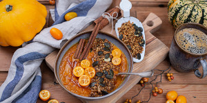 Beitragsbild des Blogbeitrags Kürbis-Süßkartoffel Frühstücks Bowl mit Kürbis Granola 