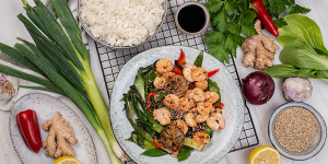 Beitragsbild des Blogbeitrags Gebratene Garnelen asiatisch mit Gemüse und Reis 