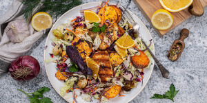 Beitragsbild des Blogbeitrags Wintersalat mit Halloumi, buntem Herbstgemüse & Zitronen Mohn Dressing