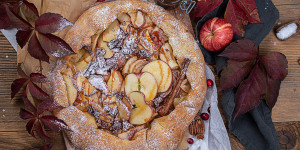 Beitragsbild des Blogbeitrags Apfel Galette mit Salzkaramell 