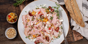 Beitragsbild des Blogbeitrags Schinken Carpaccio mit Feta & Kräuterdressing