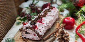 Beitragsbild des Blogbeitrags Schoko Biskuit Roulade mit Preiselbeer-Obers
