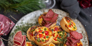 Beitragsbild des Blogbeitrags Mini Quiches mit Gemüse, Salami und Parmesan Bratkartoffeln