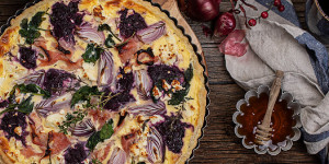 Beitragsbild des Blogbeitrags Knusprige Wintertarte mit Rotkraut, Schinken & Feta