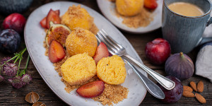 Beitragsbild des Blogbeitrags Polentaknödel mit eingekochten Zwetschgen & Zimtbröseln