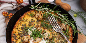 Beitragsbild des Blogbeitrags Käse Pfannenkuchen mit Kräutern