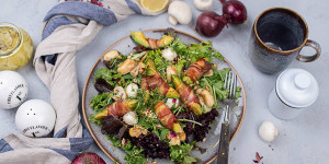 Beitragsbild des Blogbeitrags Avocado Bacon Pommes auf buntem Salat 