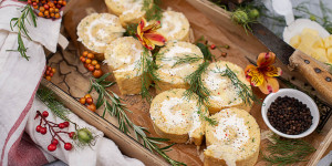Beitragsbild des Blogbeitrags Roulade mit Käse und Topfen Kräutercreme