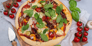 Beitragsbild des Blogbeitrags Original italienisches Pizza Rezept zweierlei belegt