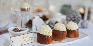 Beitragsbild des Blogbeitrags Weiße Sachertörtchen mit Brombeerkern & Frischkäsetopping