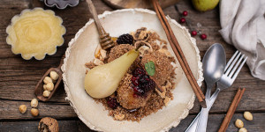 Beitragsbild des Blogbeitrags Leichte Nuss Topfen Knödel mit Nussbröseln, Birne & Beerenröster