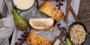 Beitragsbild des Blogbeitrags Birnen Topfenstrudel mit Joghurt & Vanillesauce
