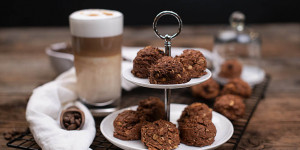 Beitragsbild des Blogbeitrags Schoko Nuss Cookies zum Kaffee
