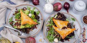 Beitragsbild des Blogbeitrags Blätterteigecken mit Salami, karamellisierten Zwiebeln und Feta