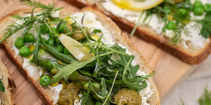 Beitragsbild des Blogbeitrags Einfaches Weißbrot mit Frühlingstopping