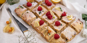 Beitragsbild des Blogbeitrags Schoko Nuss Blondies mit Himbeeren