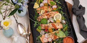 Beitragsbild des Blogbeitrags Gebratener Lachs auf Salat mit Tomatenpesto 