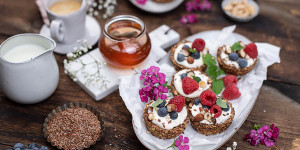 Beitragsbild des Blogbeitrags Granola Cups mit Joghurt-Topfen-Creme & Beeren
