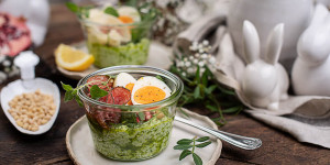Beitragsbild des Blogbeitrags Vorspeise zu Ostern im Glas: Bärlauchcreme mit Garnitur