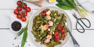 Beitragsbild des Blogbeitrags Bärlauch Nudeln mit Lachs & Safransauce