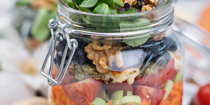 Beitragsbild des Blogbeitrags Bunter Salat im Glas zum Mitnehmen mit Grünteedressing