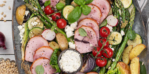 Beitragsbild des Blogbeitrags One Pan Ofenschinken mit Gemüse