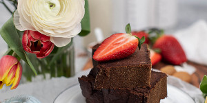 Beitragsbild des Blogbeitrags Gesunder Schokoladenkuchen ohne Mehl mit Datteln und Bananen 